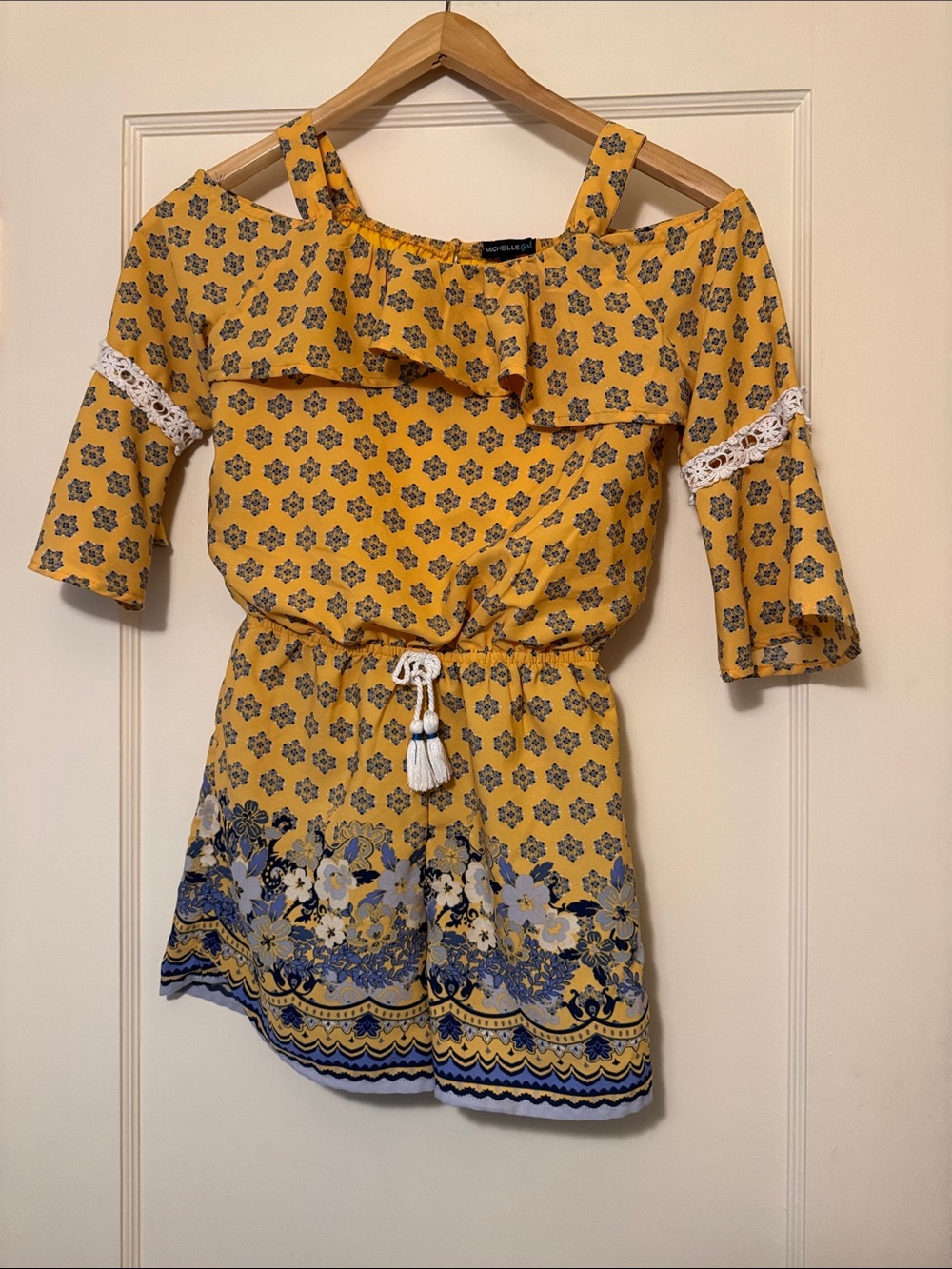 Michelle Girl med Yellow Floral Cold-Shoulder Kids shorts jumper with Tassel Tie